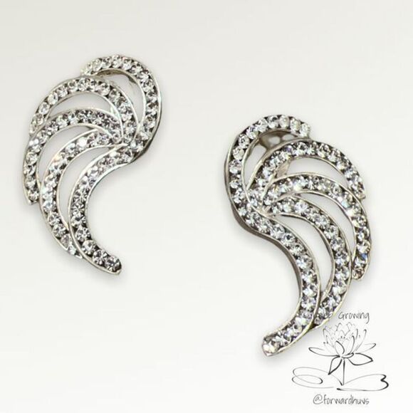 Timeless Sparkle: Vintage Rhinestone Clip-On Elegance - Picture 1 of 8